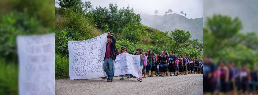Pie de Foto.- Familias desplazadas de la comunidad de Santa Martha, Chenalhó, marchan por la paz en su comunidad, en Chiapas. Foto Cuartoscuro / Archivo