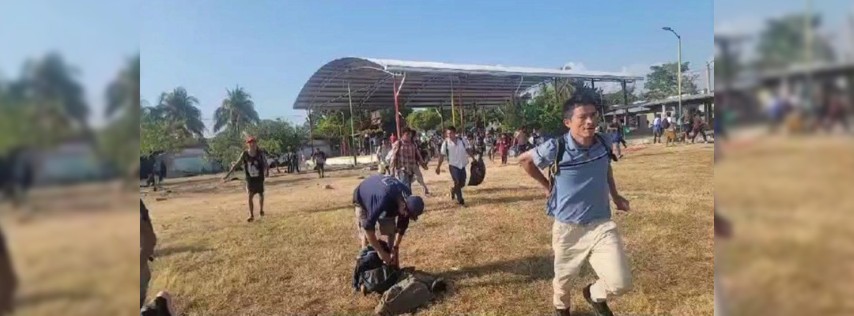 Pie de Foto.- Migrantes huyen de un operativo en el municipio de Mapastepc, Chiapas. Foto Especial