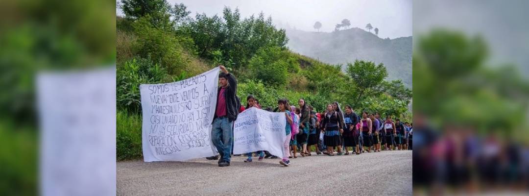 Pie de Foto.- Familias desplazadas de la comunidad de Santa Martha, Chenalhó, marchan por la paz en su comunidad, en Chiapas. Foto Cuartoscuro / Archivo.