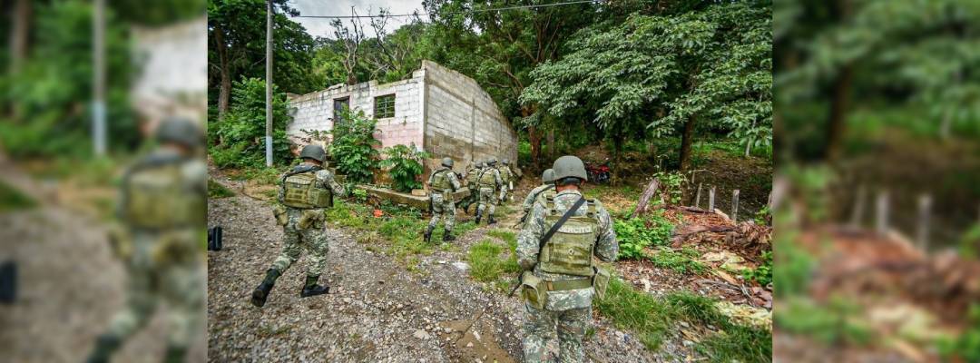 Pie de Foto.- En imagen de archivo, despliegue de elementos del Ejército Mexicano en los municipios de Frontera Comalapa, Motozintla y Chicomuselo. Foto Cuartoscuro