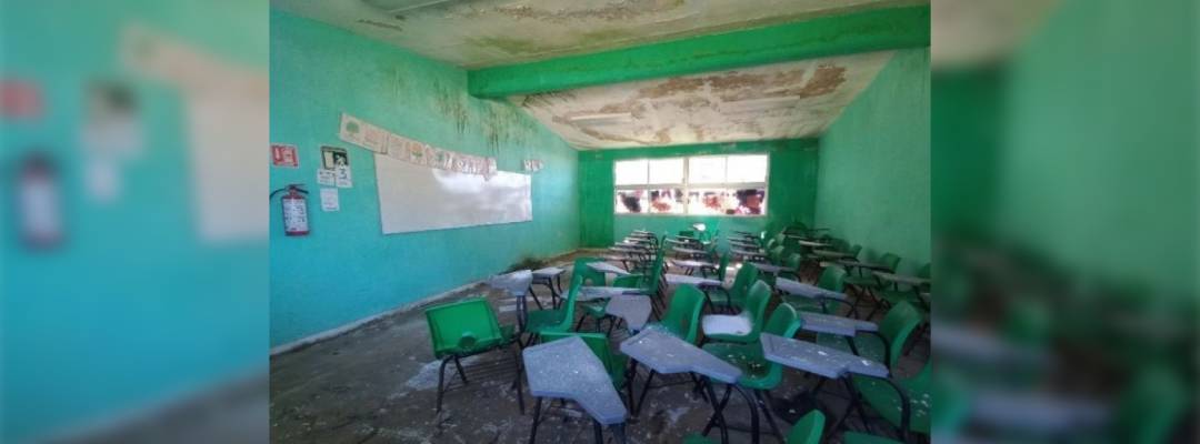 Pie de Foto.- De lo que en su momento fueron el jardín de niños y la escuela primaria, hoy quedan 2 aulas con paredes y techos de concreto, una cancha de usos múltiples construida recientemente y una casa del maestro. Foto cortesía de la comunidad Las Candelarias Bienes Comunales