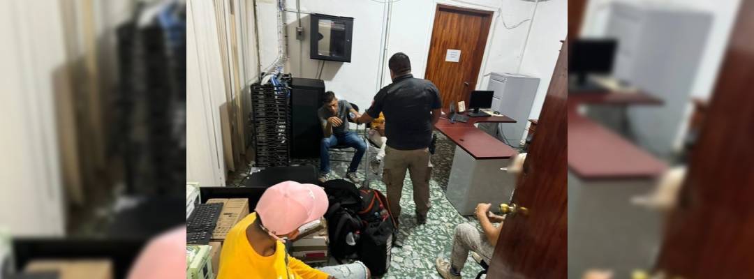 Pie de Foto.- Los rescatados bajo resguardo de autoridades. Foto Fiscalía Chiapas