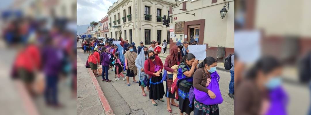 Pie de Foto.- Exigen que las autoridades desarmen y castiguen al grupo que impide su regreso a la comunidad de Santa Martha, municipio de Chenalhó, Chiapas. Foto Elio Henríquez/ archivo.