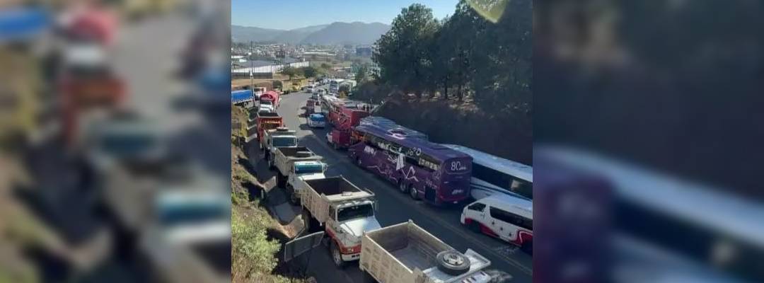 Pie de Foto.- Dirigentes de la agrupación informaron que las protestas que iniciaron a las 8 de la mañana consisten en colocar sus unidades a la orilla de las carreteras sin que realicen bloqueos. Foto La Jornada