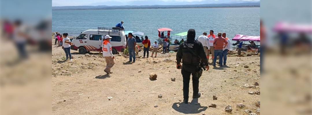 Pie de Foto.- Protección civil de Chiapas acercó en lanchas a los desplazados. Foto La Jornada