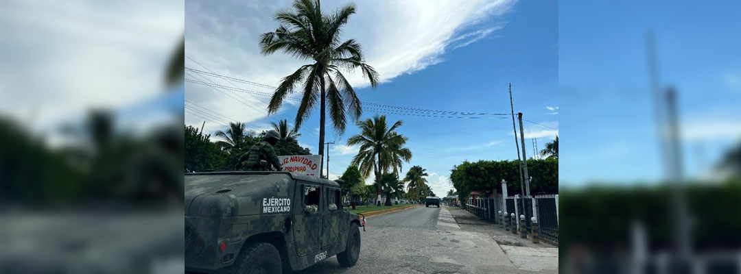 Pie de Foto.- Un convoy militar realiza un operativo de vigilancia en Frontera Comalapa, Chiapas, el 24 de septiembre de 2023. Foto Alfredo Domínguez.