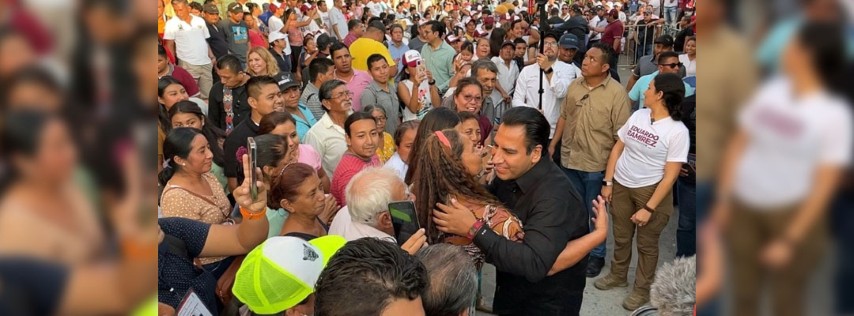 Pie de Foto.-Eduardo Ramírez Aguilar (camisa negra), precandidato único de Morena a la gubernatura de Chiapas. Foto Edgar H. Clemente