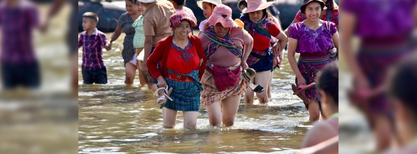 Pie de Foto.- Aprovechando el bajo nivel del río que divide a ambos países, muchos optan por cruzar caminando pero otros más lo hacen a bordo de las balsas de tablas y cámaras de neumáticos que operan en el afluente moviendo personas y mercancías, el 16 de febrero de 2024. Foto Edgar H. Clemente