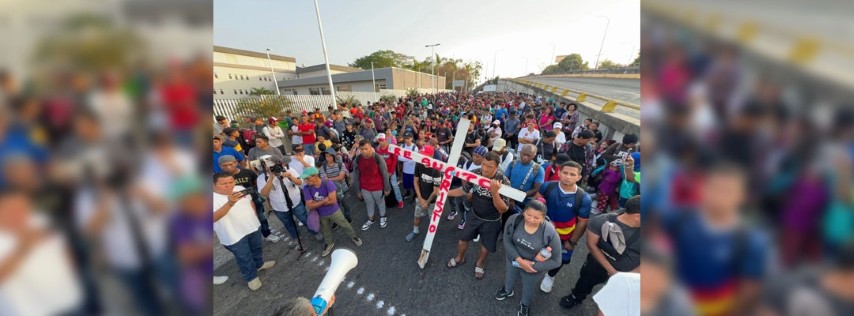 Pie de Foto.-La caravana migrante se concentró en el Parque Bicentenario de Tapachula y se enfiló hacia la carretera costera de Chiapas, el 25 de marzo de 2024. Foto Edgar H. Clement