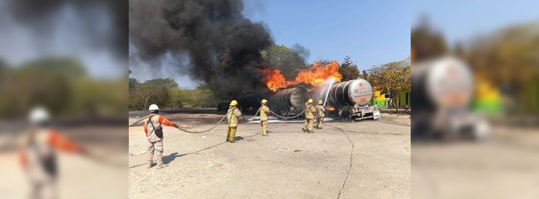 Pie de Foto.- Las autoridades investigan la presunta ordeña de la pipa como posible causa del incendio. Foto cortesía para La Jornada.