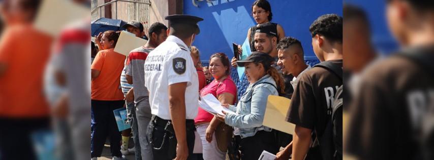 Pie de Foto.- Autoridades hablan con migrantes que hacen fila en espera de resolver su situación migratoria en las instalaciones de la Comisión Nacional de Ayuda a Refugiados (Comar) este miércoles, en la ciudad de Tapachula en el estado de Chiapas (México). EFE/Juan Manuel Blanco