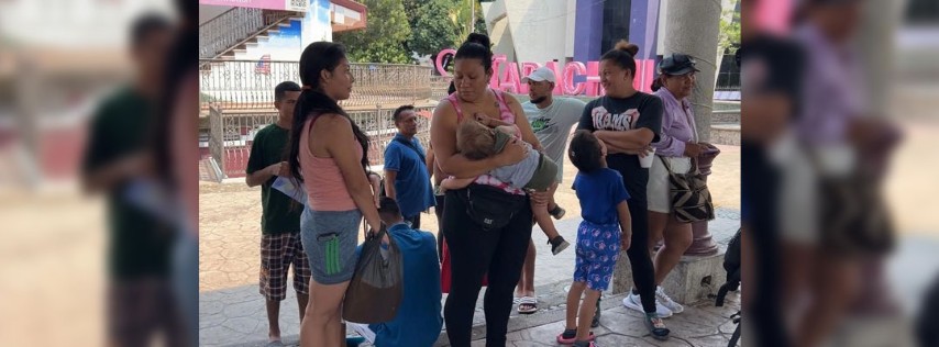 Pie de Foto.- Mujeres migrantes están en situación de calle en Tapachula, Chiapas, ante la falta de empleos y respuesta a sus trámites migratorios. Foto Edgar H. Clemente.