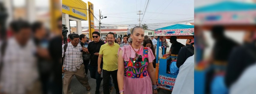 Pie de Foto.- Tras su registro comenzó una caminata para acercarse a los votantes. Foto La Jornada