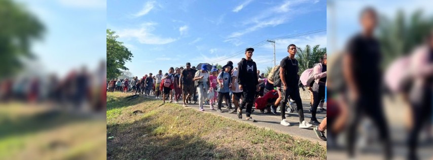 Pie de Foto.- La caravana descansará hoy en Huixtla para retomar su camino mañana hacia el municipio de Mapastepec, con lo que caminarían unos 60 kilómetros, el 26 de marzo de 2024. Foto Édgar H. Clemente