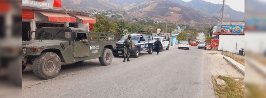 Pie de Foto.- Los militares patrullan luego del homicidio del titular de seguridad pública en Berriozábal. Foto La Jornada