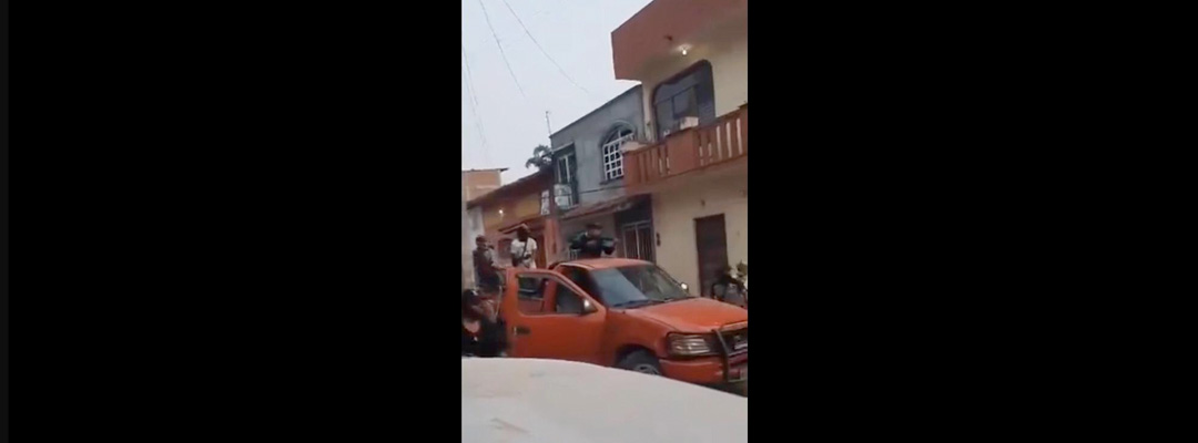 Pie de Foto.- Una riña entre militantes de partidos por el reparto de boletas electorales, dejó un muerto en el municipio de Simojovel, Chiapas. Foto Captura del video difundido en redes sociales