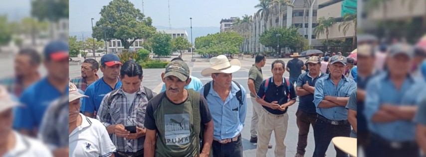 Pie de Foto.- Campesinos de Tecpatán, Ostuacán y Francisco León, Chiapas protestaron por los cortes de luz constantes en sus comunidades. Foto Édgar H. Clemente.