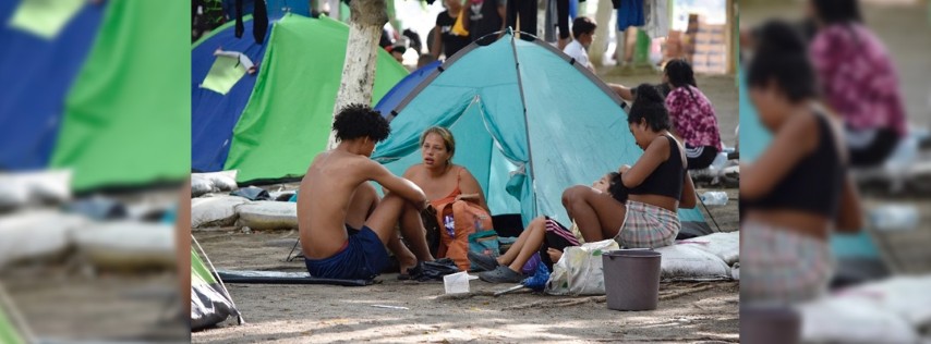 Pie de Foto.- Migrantes sudamericanos aguardan en la ribera del río Suchiate en espera de que el INM les brinde autobuses para seguir su camino hacia EU. Foto Édgar H. Clemente