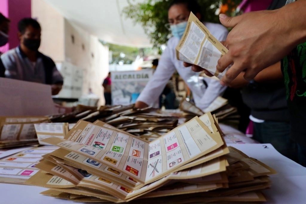 Pie de Foto.- En imagen de archivo, conteo de votos en una casilla electoral en la CDMX. Foto Roberto García