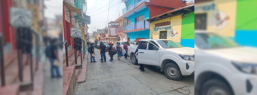 Pie de Foto.- Una vez que los uniformados ingresaron, cientos de personas comenzaron a abandonar el pueblo. Foto 'La Jornada