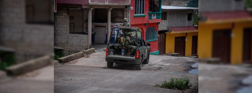 Pie de Foto.- Soldados recorren las calles de Tila, Chiapas, que lucen vacías luego que sus pobladores huyeron debido a los enfrentamientos entre grupos rivales. Foto Cuartoscuro