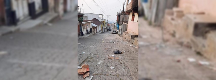 Pie de Foto.- Un enfrentamiento entre dos grupos antagónicos ocurrido en la cabecera del municipio de Tila dejó varias casas y vehículos quemados, además de tiendas pequeñas saqueadas, denunciaron pobladores. Foto ‘La Jornada’
