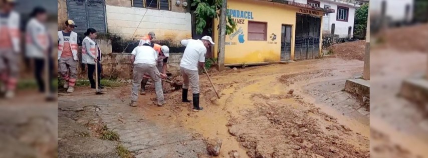 Pie de Foto.- Las lluvias han creado deslaves en distintas vialidades de la región. Foto 'La Jornada