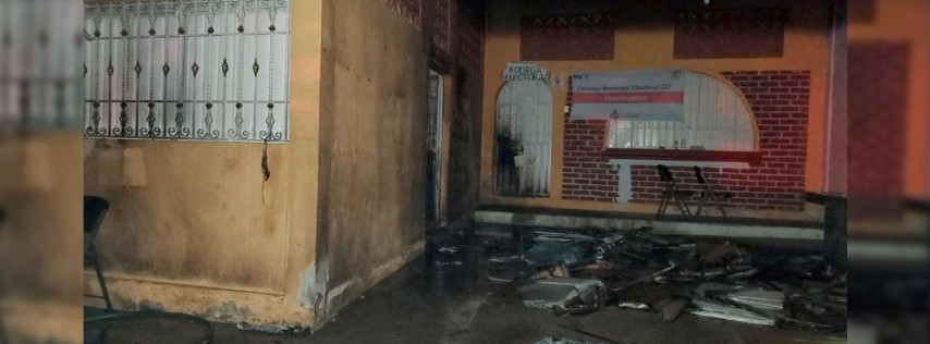 Pie de Foto.- Un grupo de simpatizantes partidistas incendió anoche paquetes electorales en las oficinas del Instituto de Elecciones y Participación Ciudadana del municipio de Huehuetán, informaron autoridades. Foto ‘La Jornada’