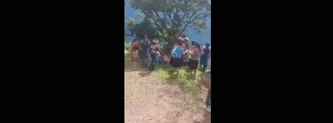 Pie de Foto.- Desde el pasado fin de semana se intensificaron los enfrentamientos y los bloqueos carreteros en esas zonas, por lo que decenas de familias se han desplazado hacia otros lugares. Captura de pantalla de un video de X.