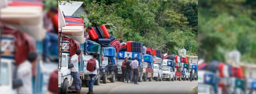 Pie de Foto.- Recordaron que la semana pasada también salieron de La Esperanza 280 familias a causa de los ataques de Los Herrera. Foto La Jornada / archivo