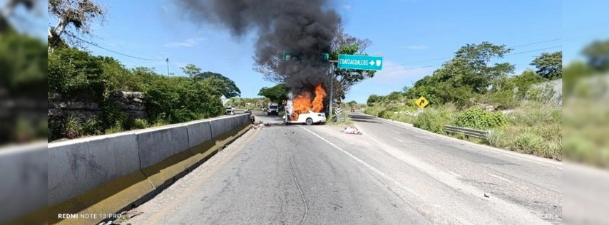 Pie de Foto.- Cuerpos de emergencia rescataron el cadáver de la víctima del auto en llamas. Foto 'La Jornada'