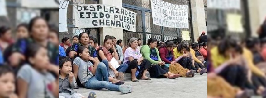 Pie de Foto.- Indígenas desplazados de comunidades de los municipios chiapanecos de Chenalhó, Zinacantán y Ocosingo frente al Congreso en Tuxtla Gutiérrez. Foto Oscar León/ archivo