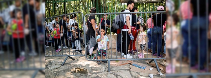 Pie de Foto.-,Familias migrantes buscando permisos de tránsito en la estación del INM en Tapachula. Foto Damián Sánchez/ Cuartoscuro/ La Jornada