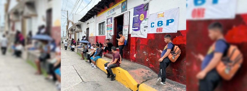 Pie de Foto.- Migrantes en el estado de Chiapas iniciaron el trámite del CPB One para intentar llegar a los Estados Unidos. Foto Edgar H. Clemente