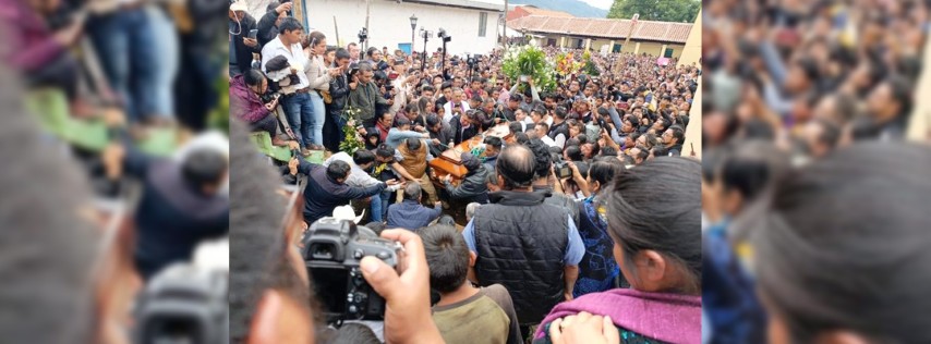 Pie de Foto.- El encargado de oficiar la misa en medio de una leve llovizna, fue Vera López, quien fungió como obispo coadjuto de la diócesis de San Cristóbal de 1995 a 1999. Foto Elio Henríquez