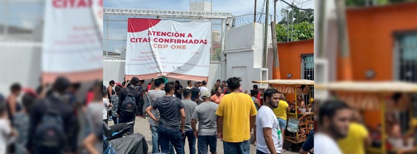 Pie de Foto.- Migrantes que han obtenido la cita del CBP One se concentran en las oficinas del Instituto Nacional de Migración para obtener ayuda. Foto Édgar H. Clemente