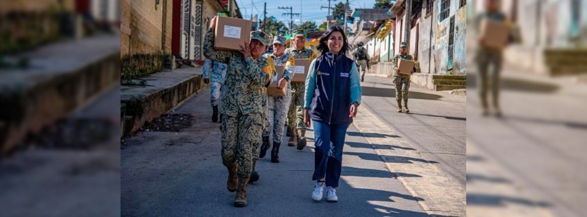Pie de Foto.- Elementos del Ejército mexicano entregan cajas de despensa a los pobladores que permanecen en Pantelhó. Foto Cuartoscuro
