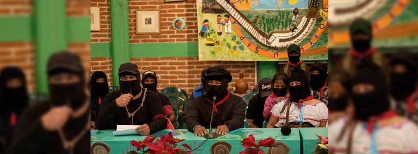 Pie de Foto.- Aspecto de la mesa de discusión ‘La cofa del vigía: señales al mañana’, como parte de los Encuentros Internacionales de Resistencia y Rebeldías, encabezados por el ‘capitán insurgente Marcos’ y ‘el subcomandante Moisés’ (al centro) del EZLN, ayer, en San Cristóbal de las Casas. Foto Cuartoscuro.