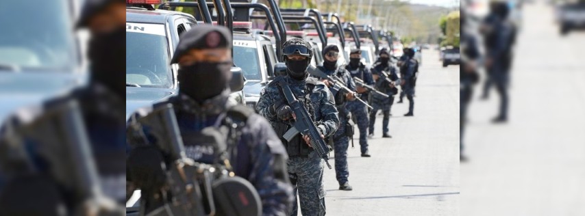 Pie de Foto.- Los elementos de la FRIP, agrupación que ha sido utilizada para realizar operativos policiacos en diversos puntos del estado en los que había hechos de violencia, arribaron fuertemente armados en varios vehículos, acompañados por uniformados de otras corporaciones. Foto @OscarAparicioA