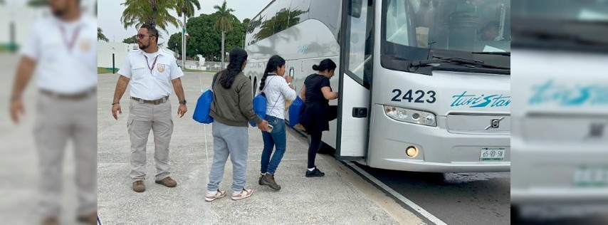 Pie de Foto.- Migrantes abordan un autobús para ser trasladados a refugios y recibir atención. Foto Édgar H. Clemente