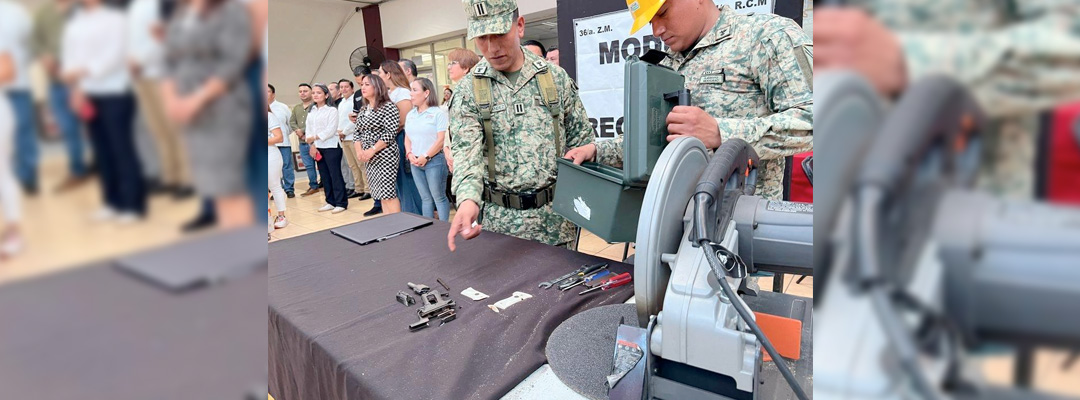 Pie de Foto.- Mandos del Ejército Mexicano señalaron que esta campaña se replicará en las próximas semanas en otros municipios de la región, también cercanos a la frontera con Guatemala, con el propósito de reducir la criminalidad y posibles accidentes en el hogar por la presencia de armas de fuego. Foto La Jornada