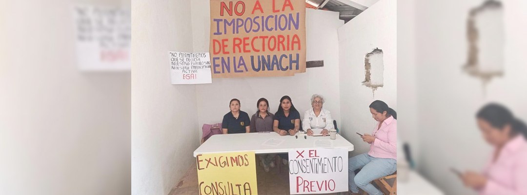 Pie de Foto.- Estudiantes y académicos de la Escuela de Gestión y Autodesarrollo Indígena protestaron por no haber sido consultados sobre la fusión de áreas de la Unach. Foto Elio Henríquez