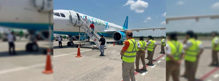 Pie de Foto.- Tres aviones llegaron con mexicanos deportados desde EU Foto: La Jornada