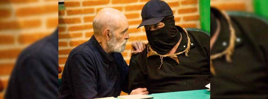 Pie de Foto.- El Encuentro de arte, rebeldía y resistencia hacia el día después concluyó ayer con la mesa redonda Las artes y la tormenta, en la que participaron el actor y director de teatro Luis de Tavira y el capitán Marcos como moderador (en la imagen). Todo es arte, político, ideológico, económico, cultural, social y nosotros ya no queremos el arte del mal sistema capitalista. Queremos una nueva forma para la vida, expresó el subcomandante Moisés. Foto Moysés Zúñiga Santiago