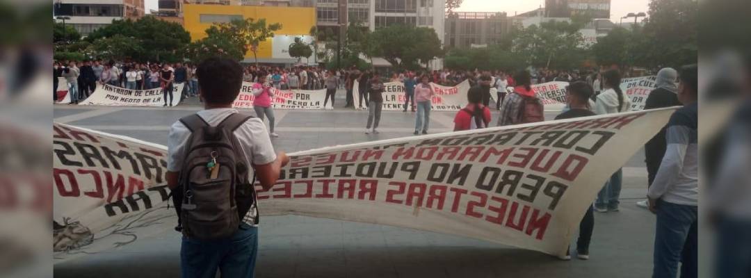 Pie de Foto.- De acuerdo con diversos testimonios, los hechos sucedieron en la capital del estado la noche del jueves, cuando 11 normalistas retuvieron a dos agentes de la Secretaría de Seguridad del Pueblo (SSP), los subieron en una camioneta y los trasladaban a las instalaciones de la Escuela situada a unos dos kilómetros de donde los subieron a la unidad. Foto 'La Jornada'