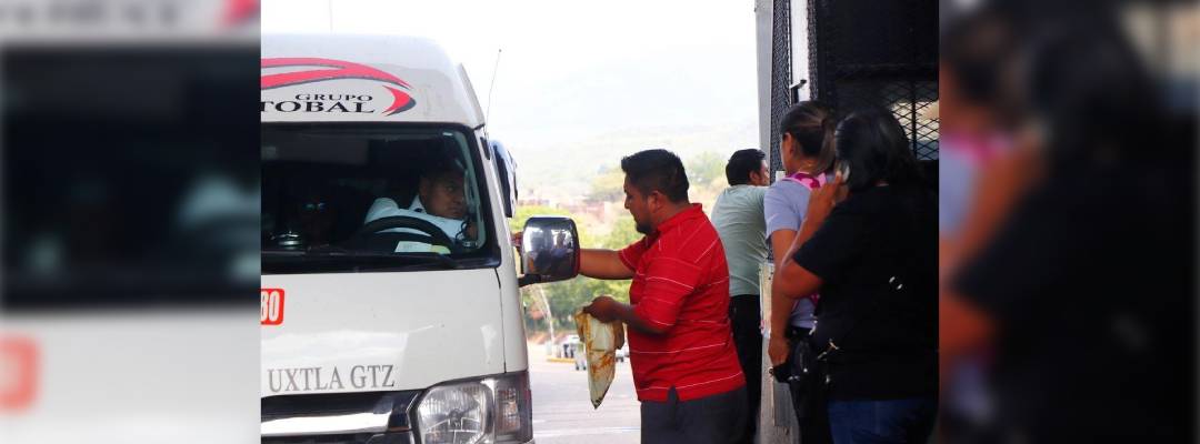 Pie de Foto.- Maestros de la sección siete del SNTE adheridos a la CNTE botean en la caseta de cobro de la carretera de cuota que comunica a San Cristóbal con Tuxtla Gutiérrez, en Chiapas. Foto Arturo Mijangos Moreno