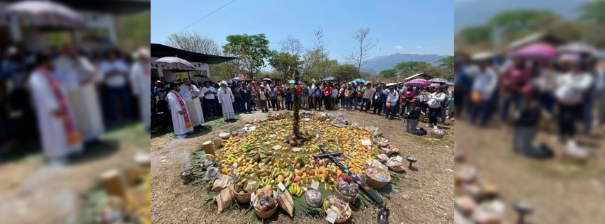 Pie de Foto.- Familiares y amigos de las 11 víctimas de un ataque armado en el municipio de Chicomuselo, Chiapas recordaron a los fallecidos a un año de la masacre. Foto Foto: Cortesía oficina de prensa de la Diócesis de San Cristóbal