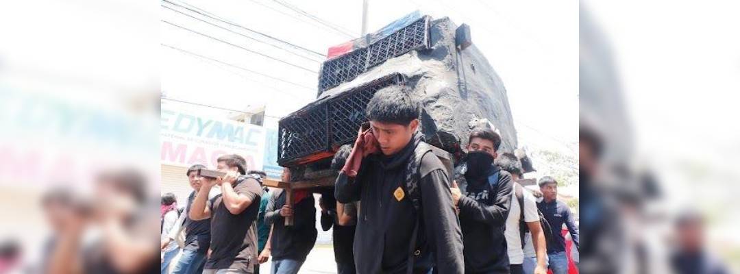 Pie de Fito.- Cientos de estudiantes de la Escuela Rural Normal Mactumactzá y de otros planteles marcharon por tercer día consecutivo en Tuxtla Gutiérrez para exigir justicia por la muerte de Jesús Alaín Vázquez, quien cayó de una camioneta cuando él y sus compañeros eran perseguidos por una patrulla. Gobiernos