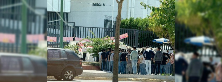 Pie de Foto.- Los normalistas advirtieron que mientras no se esclarezca el caso de su compañero y se haga justicia se seguirán manifestando. Foto La Jornada
