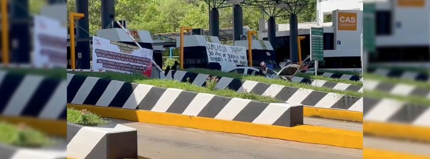 Pie de Foto.- Los maestros también exigieron “jubilación digna, a los 30 años de servicio para hombres y 28 para mujeres; jubilación con salario mínimo, no con UMA”. Foto tomada de X